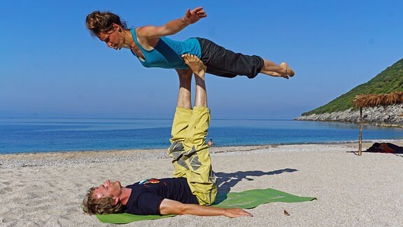 Gjipe Beach - AcroYoga am Strand:  Der Strand von Gjipe als Spielwiese: Stephan und Uta Leistner beim AcroYoga, einer Kombination aus Akrobatik und Yoga.  