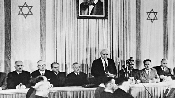David Ben-Gurion verkündet 1948 in Tel Aviv vor Mitgliedern der jüdischen Ratsversammlung die Gründung des Staates Israel.