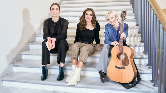 Autorin Andrea Petcovic, Hostin Mona Ameziane und Sängerin Julie Kuhl bei der Buch-Lounge in Frankfurt