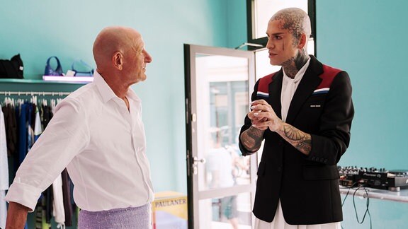 Mark Bryan und Beyond Fashion Host Avi Jakobs.