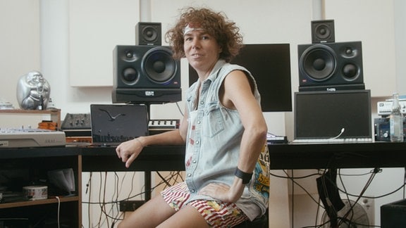 Musikerin Pilocka Krach in ihrem Studio in Berlin beim Musik produzieren.