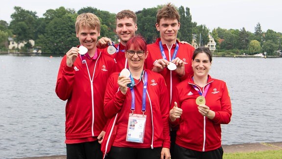 Kai-Jürgen Pönisch, Adrian Schlüter, Elke Jäger, Leo Heckel, Patrizia Spaulding mit Medaillen