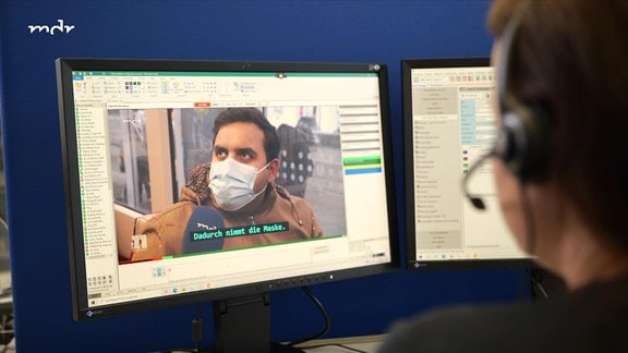 MDR Mitarbeiterin mit Headset im Büro vor Monitor