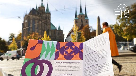Impressionen aus Erfurt mit einem Flyer einer Veranstaltung