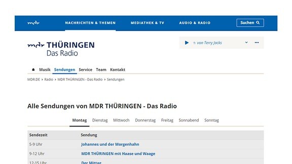 Auf dem Bild ist ebenfalls ein Screenshot der Seite von "MDR Thüringen - Das Radio" zu sehen. Die Überschrift "Alle Sendungen von MDR THÜRINGEN - Das Radio" wird angezeigt. Darunter befindet sich eine Zeile mit Schaltflächen. Von links nach rechts: "Montag", "Dienstag", "Mittwoch", "Donnerstag", "Freitag", "Samstag" und "Sonntag". "Montag" ist ausgewählt. Darunter befindet sich eine Lsite mit den Sendungen des Tages. Es werden Uhrzeiten und Titel der Sendungen angezeigt.