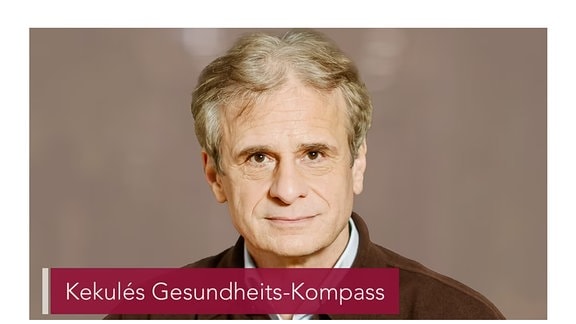 Zu sehen ist ein Screenshot eines Vorschaubilds zu dem Podcast "Kekulés Gesundheits-Kompass". Darauf zu sehen ist Alexander Kekulé, ein Mann Mitte 60. Er lächelt leicht und ist trägte fromelle Kleidung.