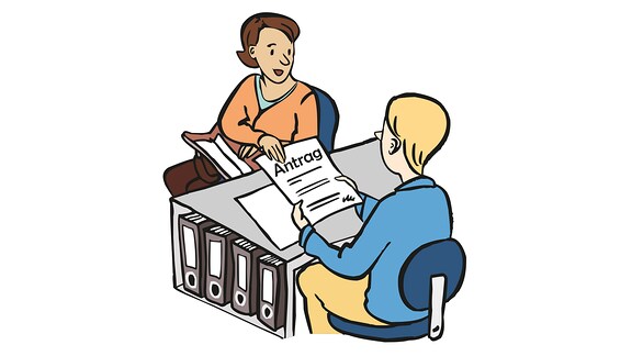 Eine Frau reicht einen Antrag über einen Schreibtisch an einen Bearbeiter bei einer Behörde.