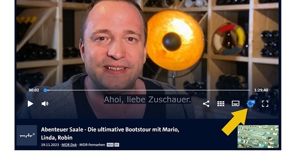 Ein Screenshot der Sendung "Abenteuer Saale". Untertitel sind eingeblendet. Das Einstellungssymbol ist hervorgehoben.