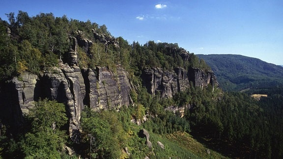 Die Felsen der Affensteine in der Sächsische Schweiz sind an einem Tag mit blauem Himmel und Sonnenschein zu sehen.