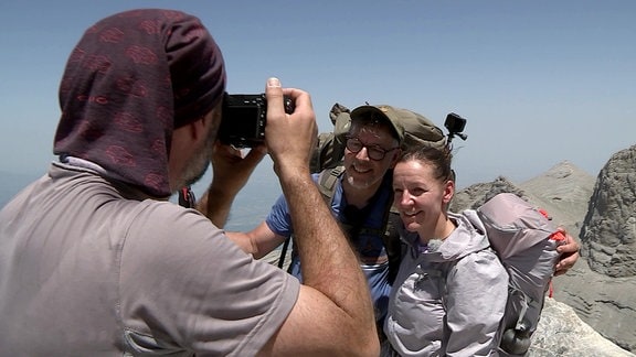 Thorsten Kutschke mit seinem Team im Wilden Balkan auf dem Gipfel
