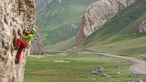 Ein Kletterer in einer Felswand
