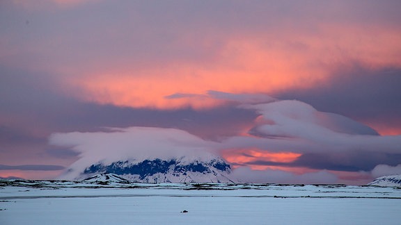 Abendstimmung über dem isländischen Hochland mit dem Vulkan Herdubrejd