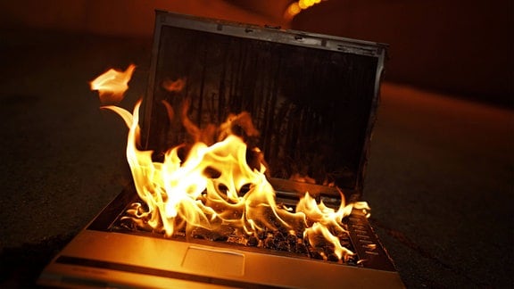 Brennender Laptop in einer Unterführun