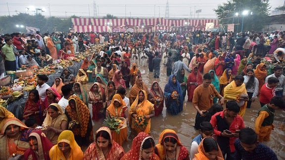 Menschenmenge bei religiöser Feier in Indien