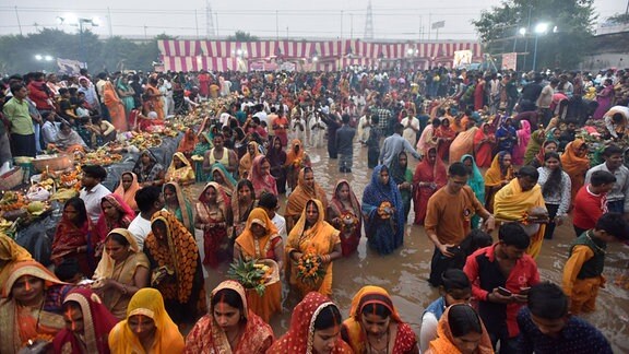 Menschenmenge bei religiöser Feier in Indien