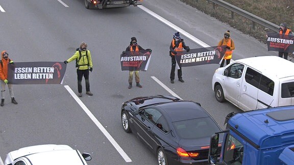 Aktivisten der Gruppe «Aufstand der letzten Generation» blockieren die Stadtautobahn 100 (A100) unweit der Beusselstraße