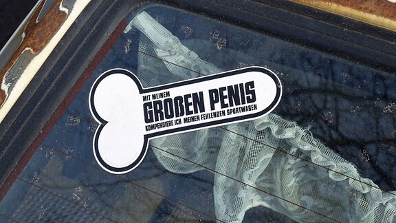Aufkleber in Penisform auf einem Auto