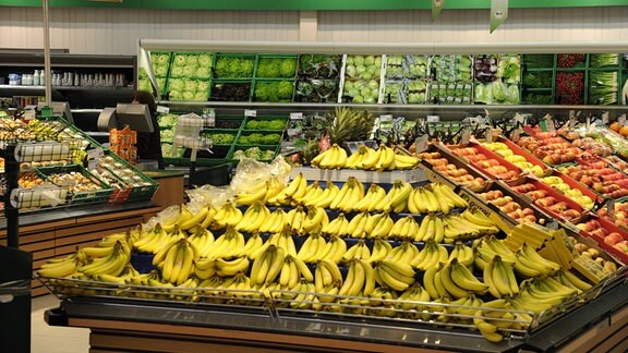 Bananen liegen in einem Supermarkt in der Obst- und Gemüseauslage.