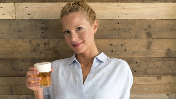 Eine Frau mit Bierglas