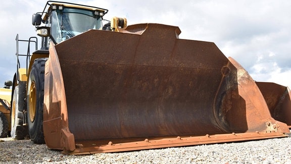 Ein Radlader auf einer Baustelle.