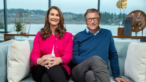 Bill & Melinda Gates auf der Couch. 2019