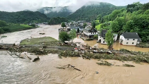 Ein überschwemmtes Dorf und Gleise