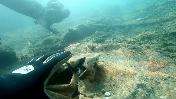 Taucher sammeln Müll vom Meeresboden