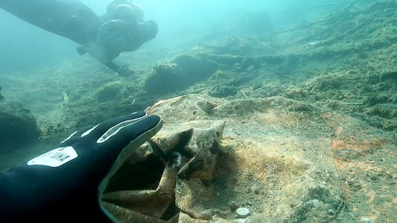 Taucher sammeln Müll vom Meeresboden
