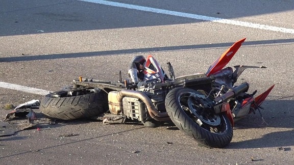 Ein Motorrad liegt nach einem Unfall auf der Straße