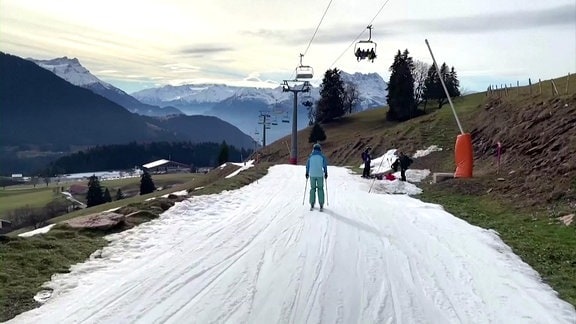 Skifahrer auf schmaler Piste