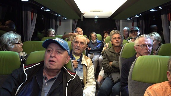 Menschen in einem Reisebus