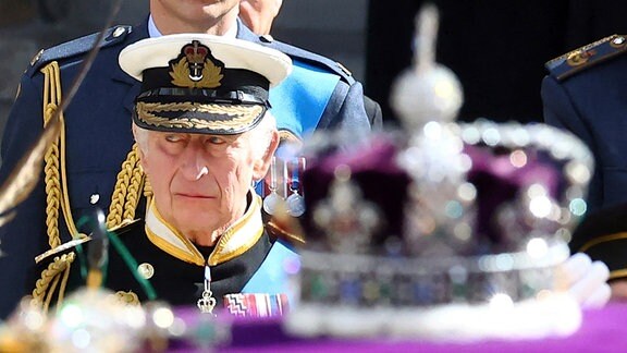 Großbritanniens König Charles III. verlässt nach der Trauerfeier vor der Beisetzung von Königin Elizabeth II. hinter dem Sarg mit der Imperial State Crown die Westminster Abbey.