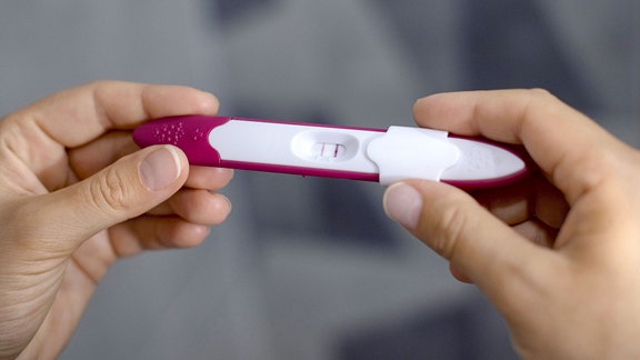 Hände mit Schwangerschaftstest, Symbolfoto