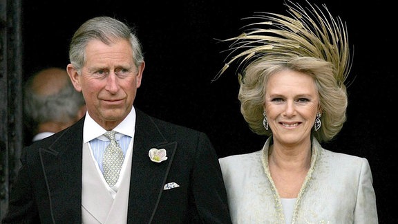 Prinz Charles und Camilla, die Herzogin von Cornwall, verlassen am 09.04.2005 nach ihrer Hochzeit St. George's Chapel in London.
