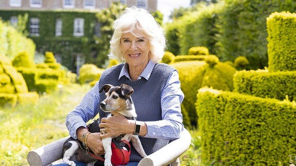 Camilla, Herzogin von Cornwall mit ihrem Hund Beth