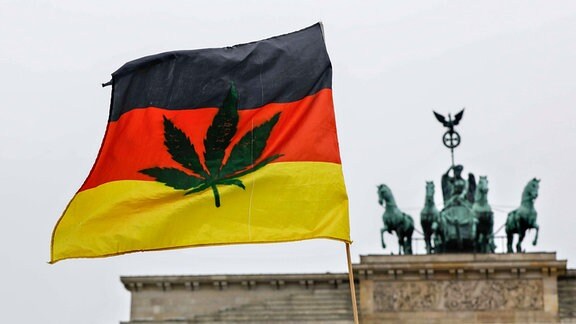 Die Deutschlandflagge bedruckt mit dem Bild einer Cananbis Pflanze flattert waehrend einer Demonstration am 20.04, dem weltweiten Aktionstag fuer den legalen Marihuana-Konsum, am Brandenburger Tor. 
