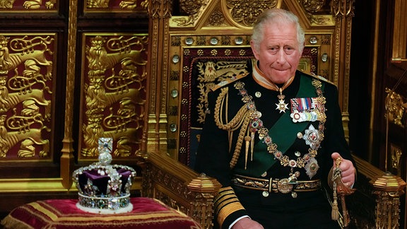 Prinz Charles neben einer Krone