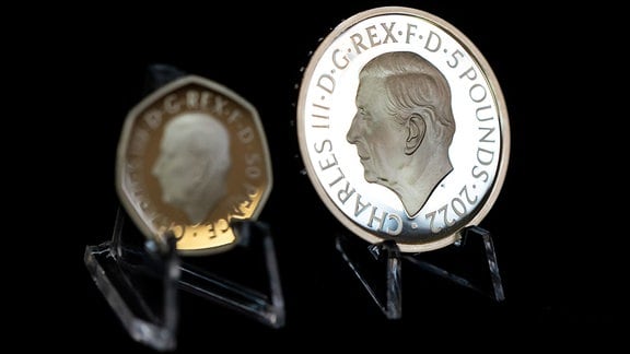 Das offizielle Münzbild von König Charles III. auf einer 50-Pence- und einer 5-Pfund-Münze