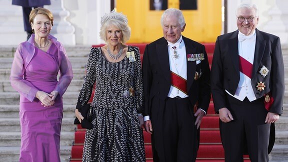 König Charles III. und Königin-Gemahlin Camilla kommen mit Bundespräsident Frank-Walter Steinmeier und seiner Frau Elke Büdenbender zu einem Staatsbankett ins Schloss Bellevue.