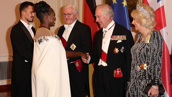 Frank-Walter Steinmeier, König Charles III. und Camilla, Königin-Gemahlin begrüßen Evgenij Voznyuk und Motsi Mabuse.