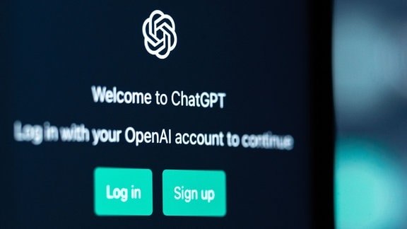 Der Schriftzug Welcome to ChatGPT des US-amerikanischen Unternehmens OpenAI ist auf einem Bildschirm eines Computers zu sehen.