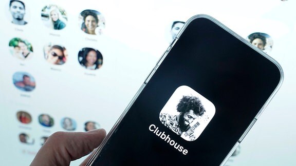Symbolfoto Clubhouse Netzwerk und Audio App auf einem Smartphone
