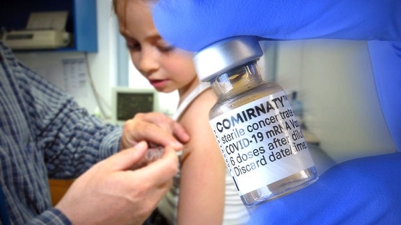 Ein Mädchen bekommt eine Corona-Impfung