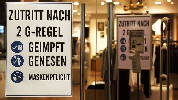 Schild mit Aufschrift 'ZUTRITT NACH 2 G-REGEL - GEIMPFT - GENESEN - MASKENPFLICHT'