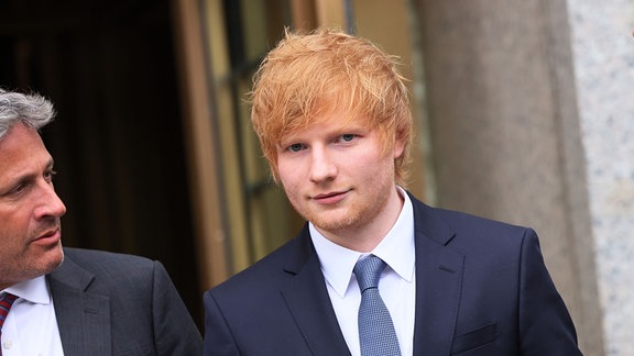Ed Sheeran im Anzug