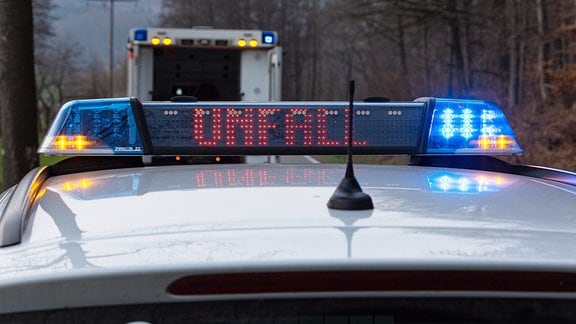 Ein Einsatzfahrzeug der Polizei mit Blaulicht bei einem Unfall