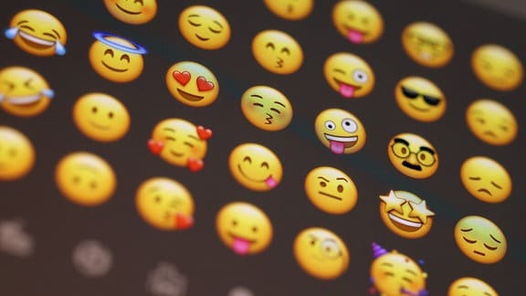 Symbolfoto: Emojis auf einem Smarphone-Display.