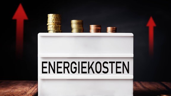 Lichtbox mit Euro Münzen und der Aufschrift Energiekosten