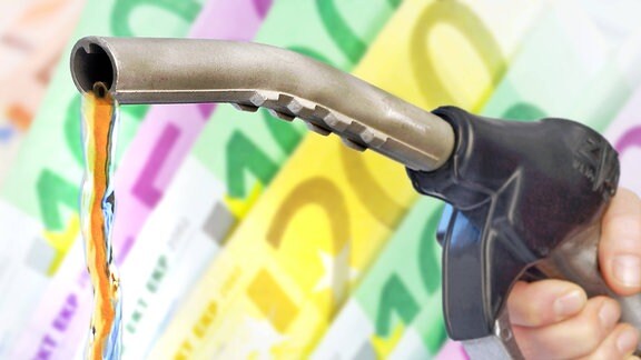 Symbolfoto Benzinpreise auf Rekordniveau, über zwei Euro, Zapfpistole vor Geldscheinen