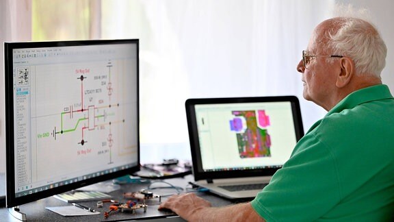 Ein Senior arbeitet in seiner Elektronik-Werkstatt im Home-Office